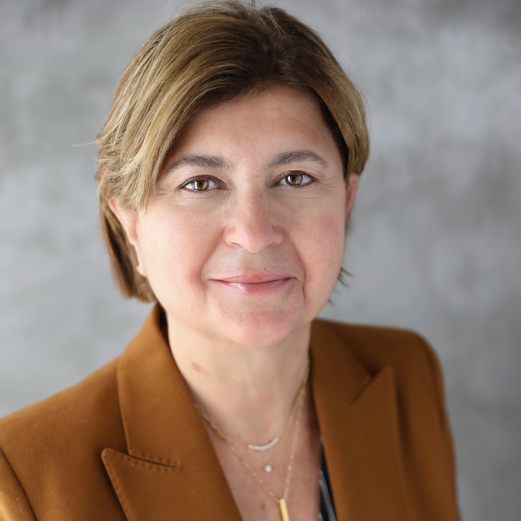 Photo de portrait de Tania Saba, fondatrice et titulaire de la Chaire BMO en diversité et gouvernance et professeure titulaire à l’École de relations industrielles de l’Université de Montréal.
