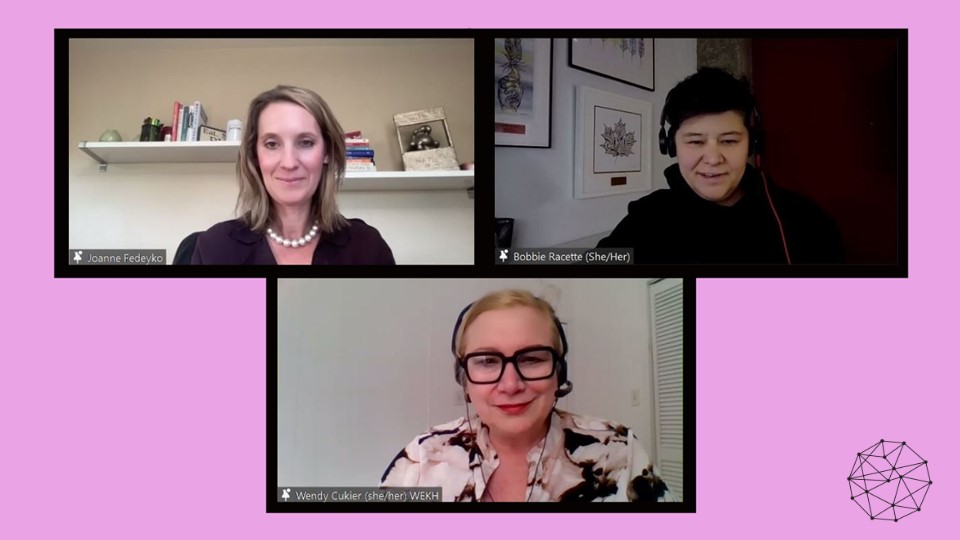 Capture d’écran de trois femmes souriantes pendant un webinaire.